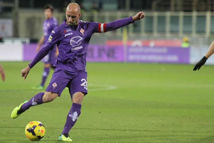 Parte subito bene la Fiorentina.  Borja Valero con un tiro dal limite dell’area , dopo un’azione personale, batte Rafael.  l&#39;1-0. Lapresse